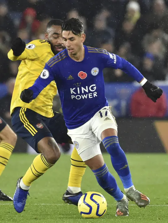 Gelandang Leicester City, Ayoze Perez membawa bola dari kawalan pemain Arsenal, Alexandre Lacazette pada pertandingan lanjutan Liga Inggris di Stadion King Power (10/11/2019). Leicester City menang 2-0 atas Arsenal. (AP Photo / Rui Vieira)