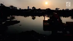 Warga memancing di areal proyek pengerukan lumpur di Kali Ciliwung, Kawasan Tanah Abang, Jakarta, Jum'at (22/9). Karena minimnya lahan terbuka sejumlah warga memanfaatkan Proyek Normalisasi kali untuk beraktivitas dan bermain. (Liputan6.com/JohanTallo)