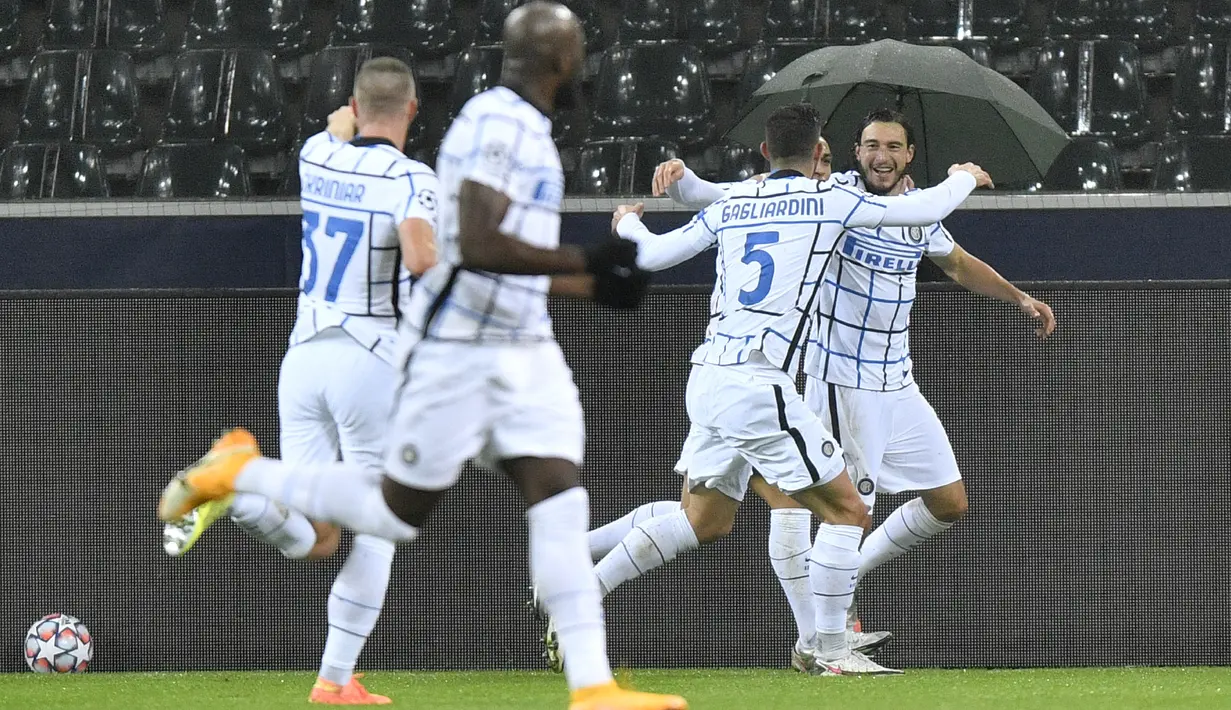 Bek Inter Milan, Matteo Darmian (kanan) berselebrasi setelah mencetak gol ke gawang Borussia Monchengladbach pada matchday 5 Grup B Liga Champions 2020/21, di Stadion Borussia Park, Rabu (2/12/2020) dini hari WIB. Inter Milan memetik kemenangan 3-2 atas Gladbach. (AP Photo/Martin Meissner)