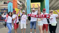 Sekelompok suporter Polandia di Stadion Si Jalak Harupat untuk menyaksikan Piala Dunia U-17 2023. (Bola.com/Zulfirdaus Harahap)
