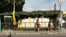 Para pemain Mitra Kukar berjalan kaki menuju lapangan UNY untuk berlatih, Senin (6/2/2017). Mitra Kukar akan melawan PSS Sleman pada Piala Presiden 2017 di Stadion Maguwoharjo, Sleman. (Bola.com/Nicklas Hanoatubun)