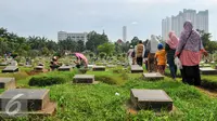 Warga menziarahi makam keluarganya di TPU Karet Bivak, Jakarta, Minggu (29/5/2016). Sudah menjadi tradisi, warga Jakarta menziarahi makam keluarga menjelang Ramadan. (Liputan6.com/Yoppy Renato)