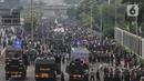 Aksi petugas kepolisian saat berupaya membubarkan massa aksi di depan Gedung DPR RI, Jakarta, Senin (11/4/2022). Situasi mulai memanas akibat sejumlah pengunjuk rasa melempari petugas dengan berbagai benda. (merdeka.com/Iqbal S Nugroho)