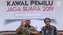 Komisioner KPU, Iham Saputra (kiri) bersama peneliti Network for Democracy and Electoral Integrity, Hadar Nafis Gumay saat peluncuran situs Kawal Pemilu di Jakarta, (20/3). Netgrit mengajak warga mengawal Pemilu 2019. (Liputan6.com/Helmi Fithriansyah)