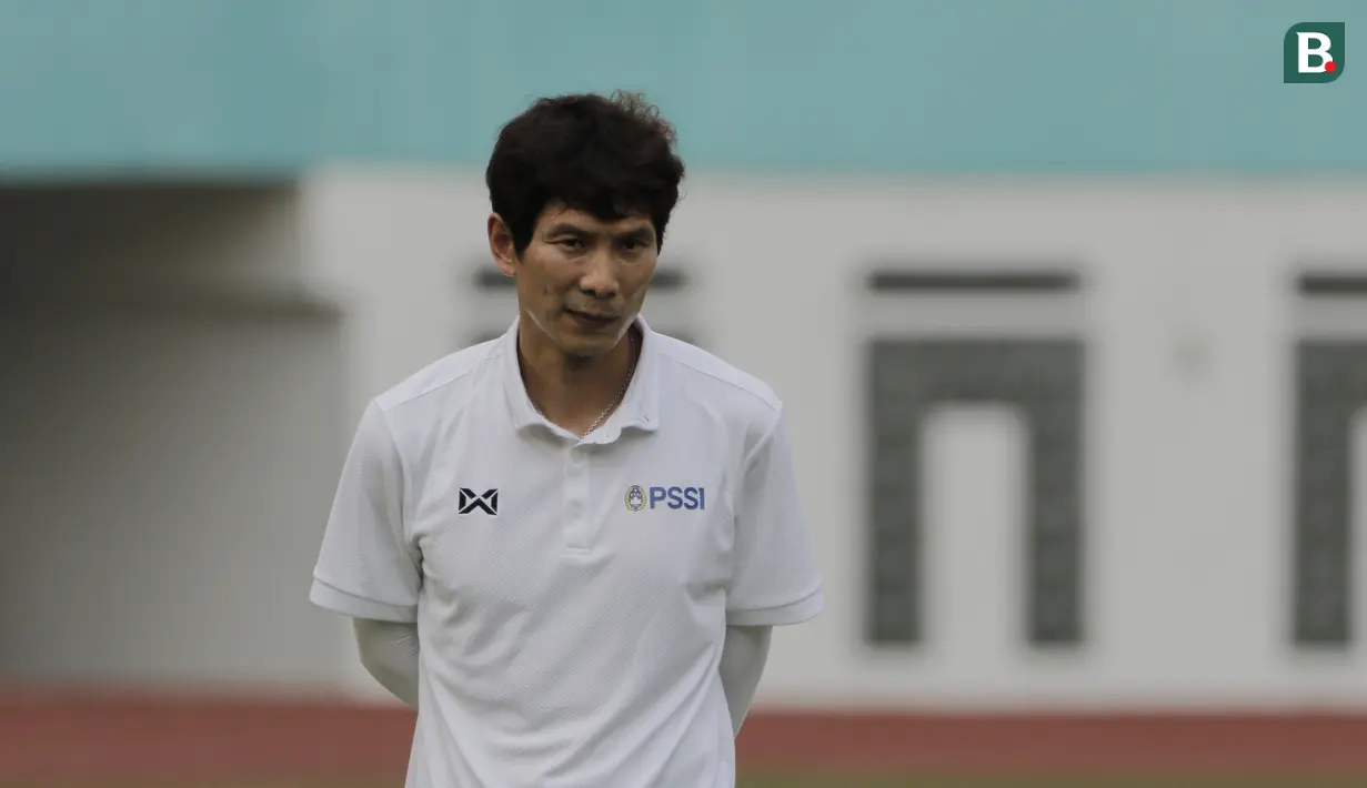 Asisten pelatih Timnas Indonesia, Gong Oh-kyun, saat sesi latihan di Stadion Wibawa Mukti, Cikarang, Senin (13/1/2020). Gong Oh-kyun dinyatakan postif terpapar virus corona. (Bola.com/M Iqbal Ichsan)