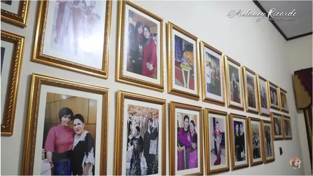 8 Potret Rumah Mpok Atiek yang Sederhana, Dipenuhi Foto Masa Muda