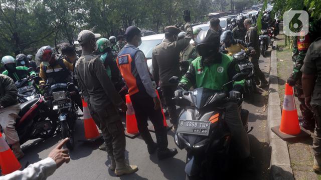FOTO: Kendaraan Menuju Depok Tertahan di Pos Penyekatan PPKM Darurat
