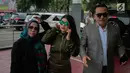 Rosa Meldianti atau yang akrab disapa Meldi didampingi kuasa hukumnya mendatangi Polda Metro Jaya, Jakarta, Selasa (6/11). Meldi melaporkan balik pedangdut yang juga tantenya, Dewi Perssik atas tuduhan pencemaran nama baik. (Liputan6.com/Faizal Fanani)
