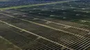 Foto udara menunjukkan pembangkit listrik tenaga surya di kawasan pengembangan industri hijau di Provinsi Qinghai, China (17/8/2020). Pembangkit listrik tenaga surya tersebut tidak hanya menghasilkan listrik tetapi juga membantu meningkatkan pendapatan warga miskin. (Xinhua/Zhang Long)