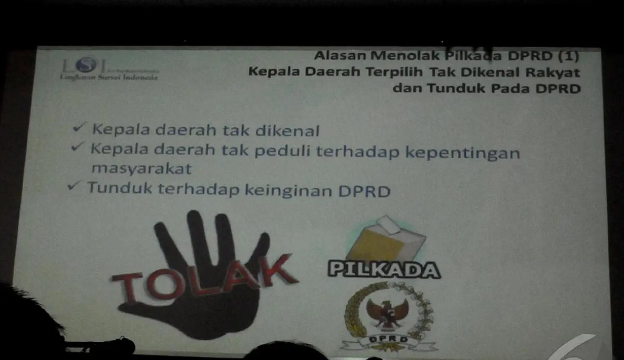 Sebuah layar proyektor menunjukkan hasil survei dari LSI mengenai alasan menolak Pilkada DPRD, Jakarta, Selasa (9/9/2014) (Liputan6.com/Andrian M Tunay)