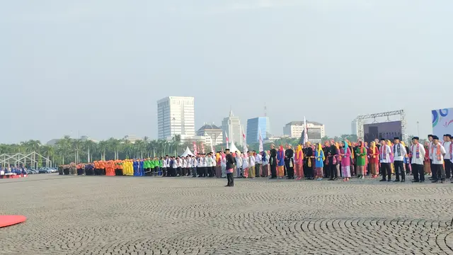 Suasana upacara peringatan Hari Ulang Tahun (HUT) DKI Jakarta ke-496 pun dihelat di Lapangan Silang Monas Sisi Selatan. (Winda Nelfira/Liputan6.com)