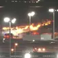 Pesawat Japan Airlines terbakar di Bandara Haneda, Tokyo, Jepang. (Screen grab video NHK)