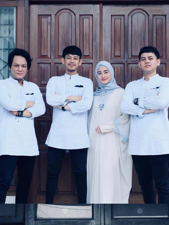 6 Potret Seru Dinda Hauw dengan Ketiga Kakak Lelakinya, Akrab Banget