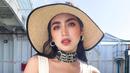 Tampil bernuansa musim panas, Jessica Iskandar mengenakan crop top putih gading dengan legging hitam dan topi rajut. Foto: Instagram.