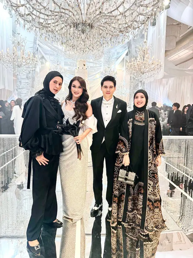 Foto Artis Pakai Long Dress di Resepsi Luna Maya dan Maxime Bouttier yang Jadi Sorotan, Dari Nagita hingga Nirina Zubir