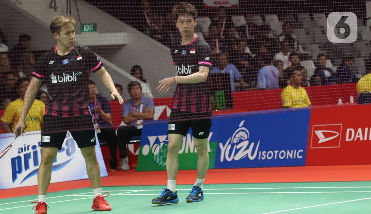 Pebulutangkis Indonesia, Kevin Sanjaya Sukamulio/Marcus Fernaldi Gideon saat melawan He Ji Ting/Tan Qiang (China) pada babak kedua ganda putra Indonesia Masters 2020 di Istora GBK, Jakarta, Kamis (16/1/2020). Kevin/Markus unggul 21-19 21-13. (Liputan6.com/Helmi Fithriansyah)