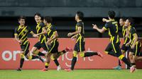 Pemain Timnas Malaysia U-19 merayakan gol yang dicetak oleh Muhammad Faiz ke gawang Timnas Laos U-19 pada laga final Piala AFF U-19 2022 di Stadion Patriot Chandrabhaga, Bekasi, Jumat (15/7/2022). (Bola.com/Bagaskara Lazuardi)