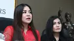 Penyanyi dangdut Annisa Bahar (kiri) saat menggelar konferensi pers di kawasan Permata Hijau, Jakarta, Senin (27/2). Annisa Bahar akan menggugat kembali Sandy Tumiwa dalam waktu dekat. (Liputan6.com/Herman Zakharia)