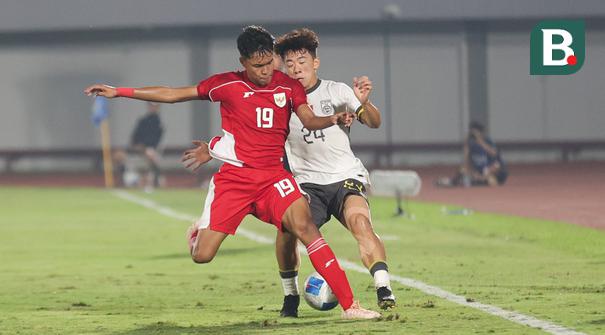 Pemain Timnas Indonesia U-17, Sean Rahman berduel dengan pemain China U-17, Kuang Zholei dalam pertandingan uji coba internasional di Indomilk Arena, Tangerang, pada Rabu (11/2/2026) malam WIB. (Bola.com/Abdul Aziz)