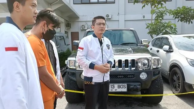 Kasubdit Siber Reskrimsus Polda Riau Kompol Fajri bersama tersangka pengelola referal situs perjudian online di Pekanbaru.