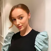 Siapapun bisa miliki kulit glowing dengan 6 cara yang bisa dilakukan dirumah. (Foto: Instagram/ Phoebe Dynevor)