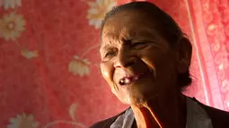 Nenek bernama Guadalupe Palacios Garcia melakukan wawancara dengan AFP di Chiapas, negara bagian Meksiko, Rabu (18/4). Saat usianya menginjak 92 tahun, Palacios memutuskan ikut program khusus untuk bisa membaca dan menulis. (MOYSES ZUÑIGA/AFP)