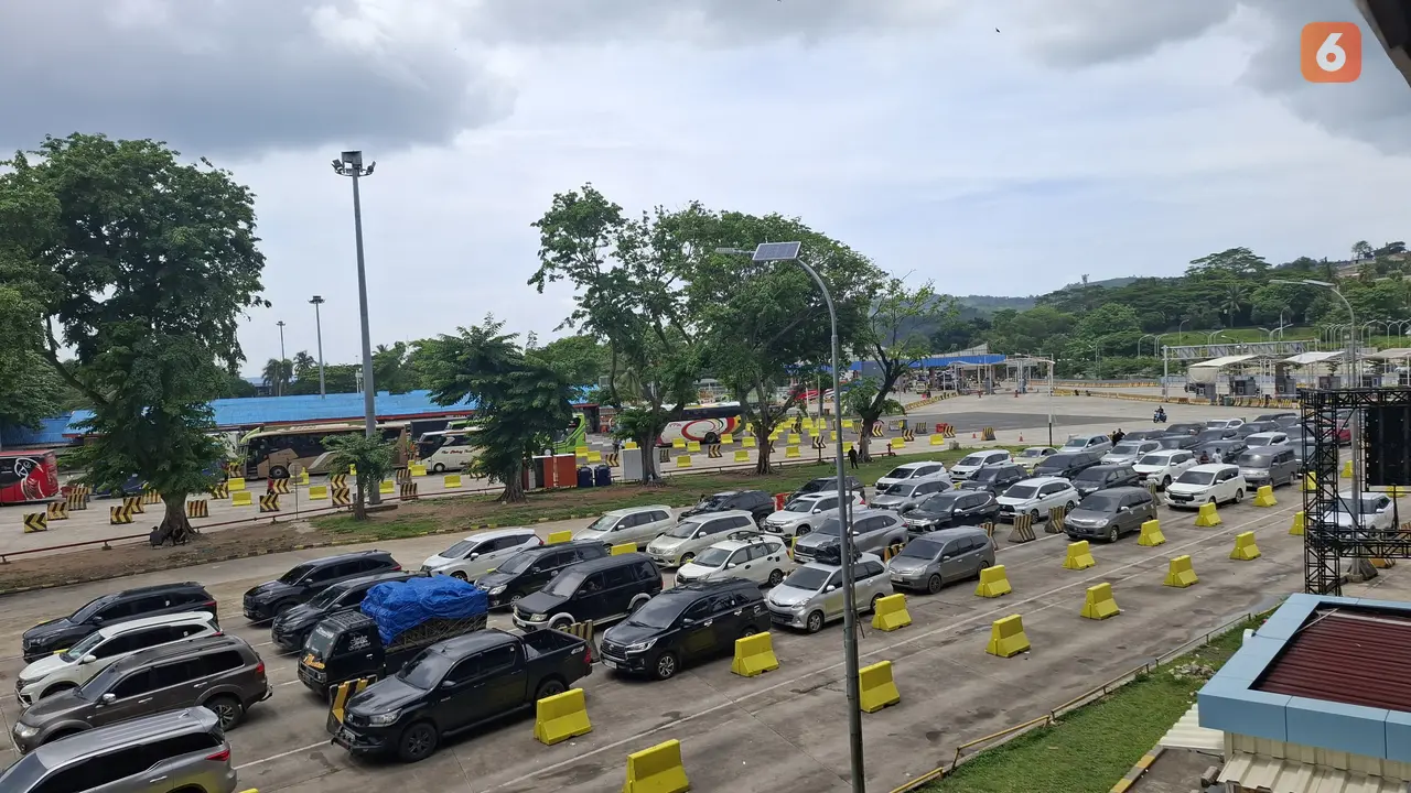 Sejumlah kendaraan pemudik antre memasuki kapal di Pelabuhan Bakauheni, Lampung Selatan. Foto: (Liputan6.com/Ardi).