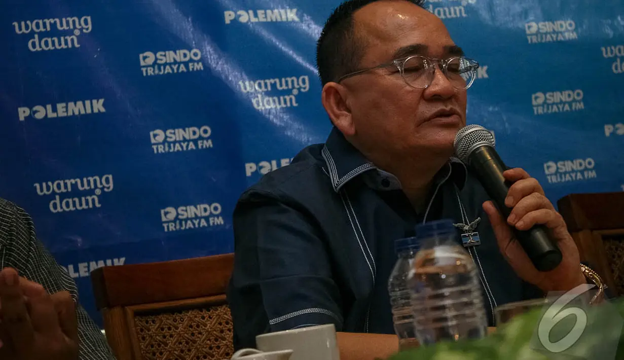 Politisi partai Demokrat Ruhut Sitompul menyindir ada sinyal-sinyal dari partai PDIP untuk menolak Perppu Pilkada langsung yang sudah ditandatangani Presiden SBY, Jakarta, (4/10/14). (Liputan6.com/Faizal Fanani)