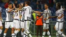 Para Pemain Juventus merayakan gol Paulo Dybala (kiri) pada lanjutan Liga Italia Serie A di Stadion Olimpico, Sabtu (5/12/2015) dini hari WIB. (REUTERS/Tony Gentile)