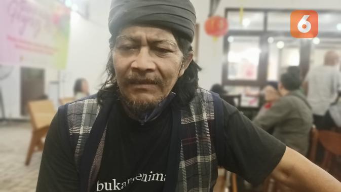 Harry Suryo, melukis bunga dalam kacamata maskulinitas (foto : Liputan6.com/edhie prayitno ige)