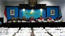 Menkeu Bambang Brojonegoro (tengah) bersama Tim gabungan Badan Narkotika Nasional (BNN) dan Direktorat Jenderal Bea Cukai saat rilis penyelundupan 270kg shabu, Jakarta, Selasa (20/10/2015). (Liputan6.com/Yoppy Renato)