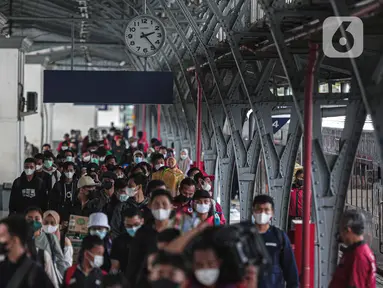 Pengguna KA Jarak Jauh tiba di Stasiun Pasar Senen, Jakarta, Senin (3/1/2022). Pada masa Libur Tahun Baru 2022, yaitu 31 Desember 2021 s.d 2 Januari 2022, PT Kereta Api Indonesia (Persero) melayani 160.926 pelanggan KA Jarak Jauh atau rata-rata 53.642 pelanggan per hari. (Liputan6.com/Faizal Fanani)