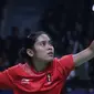 Tunggal putri Indonesia, Gregoria Mariska Tunjung melakukan serve saat melawan Akana Yamaguchi dari Jepang di semifinal Bulutangkis Beregu Putri Asian Games 2018, Jakarta, Selasa (21/8).Gregoria menang 21-16, 9-21, 21-18. (Liputan6.com/Helmi Fithriansyah)