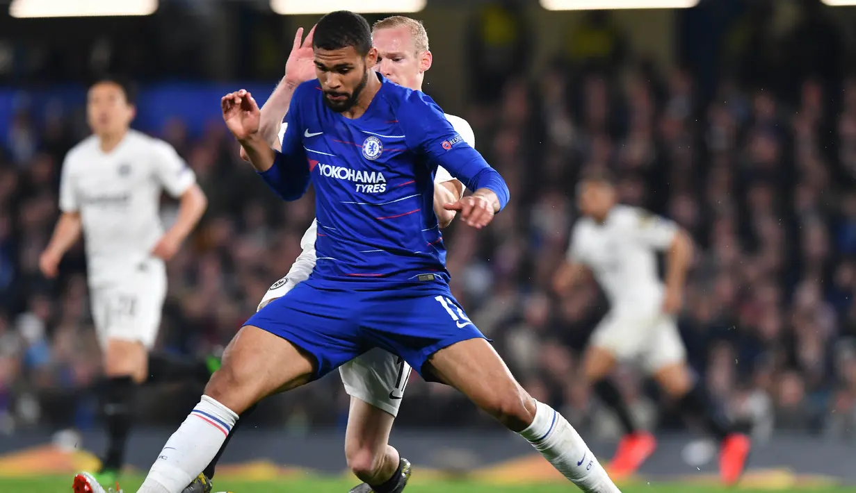 4. Ruben Loftus-Cheek (23 Tahun) - Masih berkutat dengan cedera yang diprediksi baru akan sembuh pada bulan November mendatang. Musim lalu dirinya Maurizio Sarri di lini tengah The Blues dengan 24 penampilan di Premier League. (AFP/Oliver Greenwood)