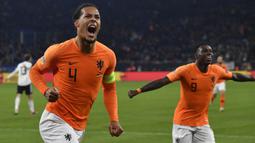1. Virgil Van Dijk - Palang pintu Belanda ini sedang dalam performa terbaiknya, terbukti dengan keberhasilannya menjadi Pemain Terbaik Eropa 2019. Bintang Liverpool ini layak dinobatkan sebagai simbol dari kebangkitan sepak bola De Oranje. (AFP/John Macdougall)