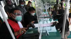 Hakim mengetuk palu saat Sidang Tipiring pelanggaran PPKM Darurat di kantor Kecamatan Pamulang, Tangerang Selatan, Banten, Senin (19/7/2021). Dua puluh empat pelanggar diantaranya tidak bermasker dan jam operasional tempat usaha didenda Rp 100 ribu hingga Rp 500 ribu. (merdeka.com/Arie Basuki)