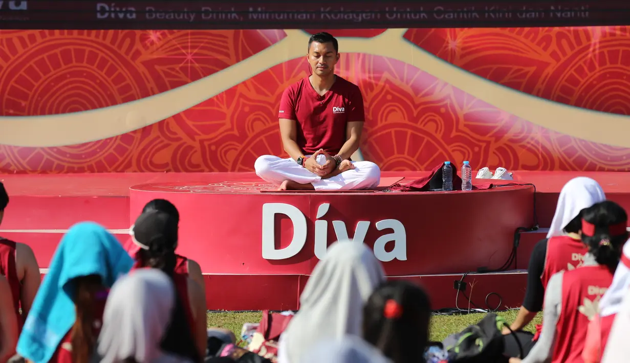 Yoga memiliki banyak manfaaat untuk kesehatan tubuh. Yoga yang banyak digemari oleh kaum hawa itu juga di yakini bisa menjaga kecantikan bagi wanita. (Adrian Putra/Bintang.com)