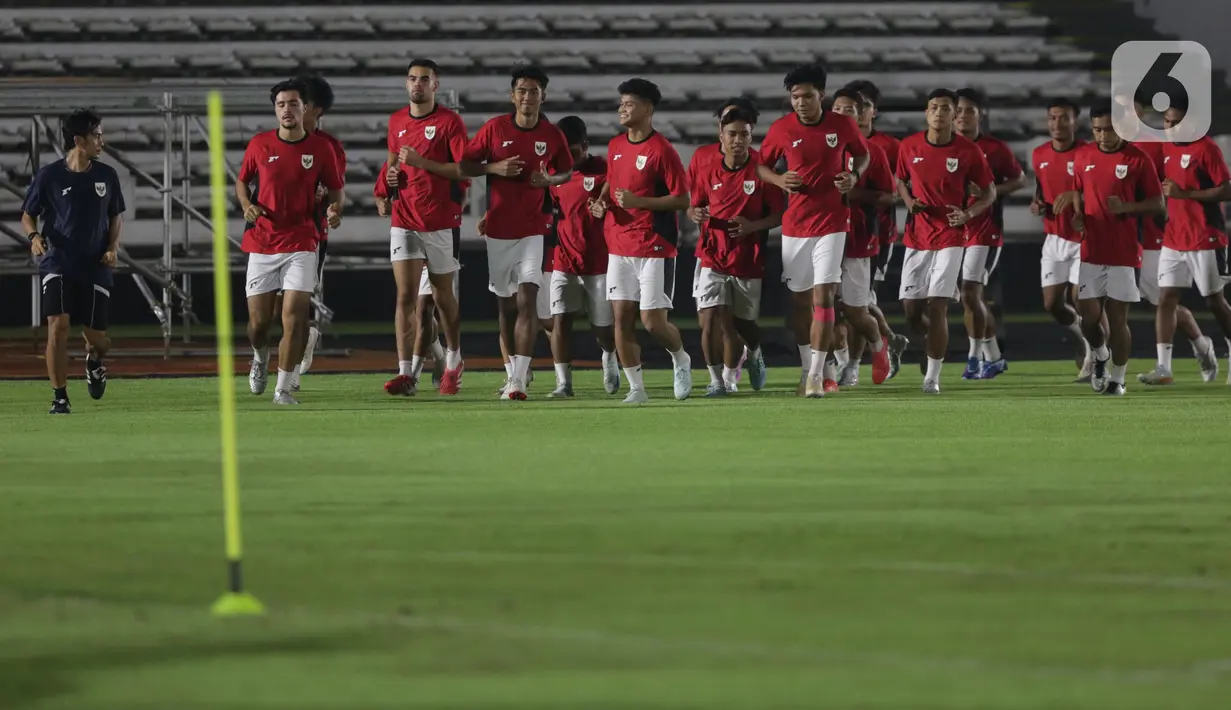 Timnas Indonesia menggelar sesi latihan resmi jelang laga final Piala AFF U-23 2025 di Stadion Madya Gelora Bung Karno, Senayan, Jakarta, Senin (28/7/2025). (Liputan6.com/Helmi Fithriansyah)