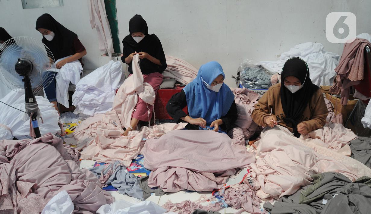 <p>Pekerja menyelesaikan pembuatan mukena pada pabrik busana muslim Siti Khadijah di Limo, Depok, Jawa Barat, Senin (25/04/2022). Jelang Idul Fitri 1443 Hijriah permintaan busana mukena yang dijual dengan harga Rp 300 ribu hingga Rp 3 juta meningkat hingga 200 persen. (merdeka.com/Arie Basuki)</p>
