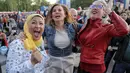 Suporter Rusia merayakan gol timnya saat melawan Arab Saudi pada laga grup A Piala Dunia 2018 di Luzhniki stadium, Moskow, Rusia, (14/6/2018). Rusia menang 5-0. (AP/Vadim Ghirda)