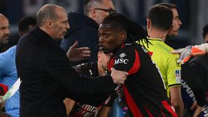 Ekspresi kesal tak mampu disembunyikan oleh Rafael Leao saat ditarik ke luar lapangan oleh pelatih Massimiliano Allegri dalam laga lanjutan Liga Italia 2025/2026 antara Lazio melawan AC Milan, Minggu (15/03/2026) waktu setempat. (AFP/Alberto Pizzoli)
