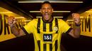 Borussia Dortmund baru saja mendatangkan Sebastien Haller dari Ajax Amsterdam menjelang bergulirnya musim 2022/2023. Tentunya menarik untuk menanti debut pemain yang baru saja sukses menjalani operasi tumor testis ini. Mampukah ia tampil moncer dengan langsung mencetak gol bagi Borussia Dortmund di laga pertamanya nanti dan bergabung dengan barisan 5 pendahulunya berikut ini? Tunggu tanggal mainnya. (bvb.de)