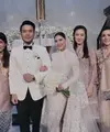 Gisel hadir di pernikahan Jessica Mila bersama Marsha Aruan. Keduanya pun nampak terharu menyaksikan pemberkatan kedua mempelai. Credit: Instagram (@aruanmarsha)
