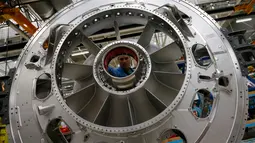  Seorang teknisi saat mengecek penutup mesin jet pesawat komersil di pabrik Snecma di Reau, Paris. Gambar diambil tanggal 6 Januari 2016. (REUTERS/Philippe Wojazer)