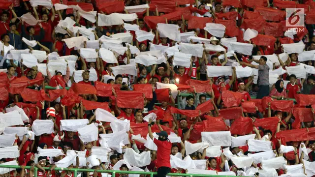 Suporter Indonesia Merah-Putihkan Stadion Patriot Candrabhaga