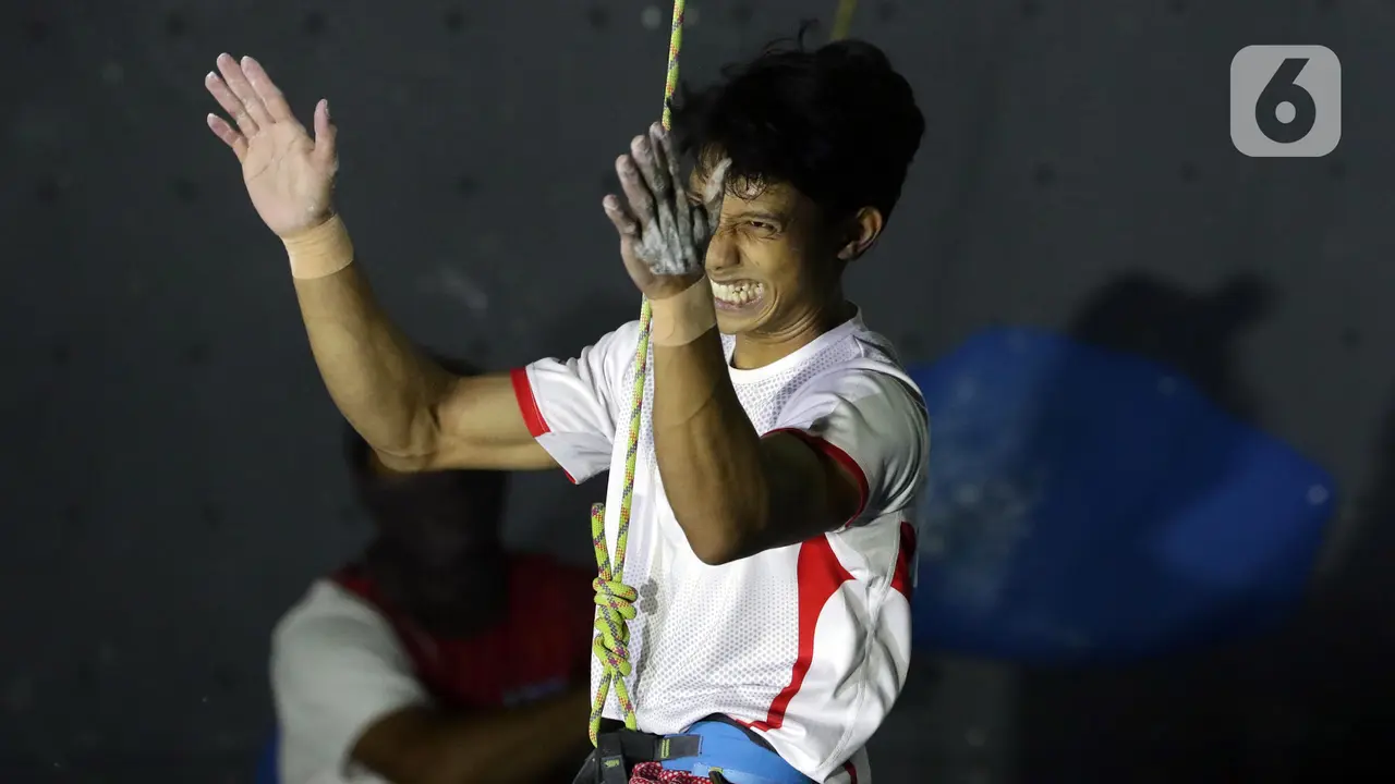 Aksi Raviandi Ramadhan di Final Lead Putra Kejuaraan Dunia Panjat Tebing 2022 seri Jakarta
