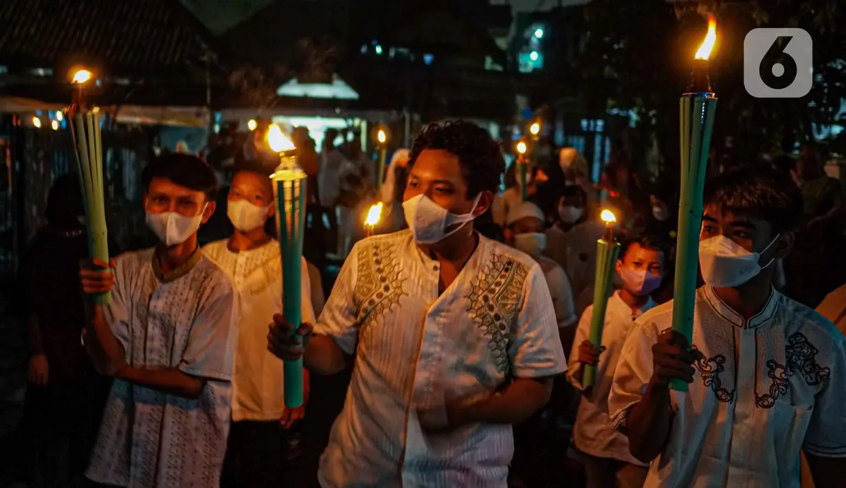 Warga mengikuti pawai obor menyambut Ramadan di kawasan Matraman Dalam, Jakarta, Minggu (27/3/2022). Pawai obor tersebut juga digelar untuk meningkatkan silaturahmi dan ukhuwah sesama umat Muslim serta menyemarakkan syiar Islam di Ibu Kota. (Liputan6.com/Faizal Fanani)