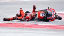 Pebalap Ducati, Jorge Lorenzo, terjatuh pada balapan MotoGP San Marino di Sirkuit Misano, Minggu (11/9/2017). Pebalap asal Spanyol itu hanya mampu melahap tujuh lap sebelum terjatuh di tikungan keenam. (AFP/Marco Bertorello)