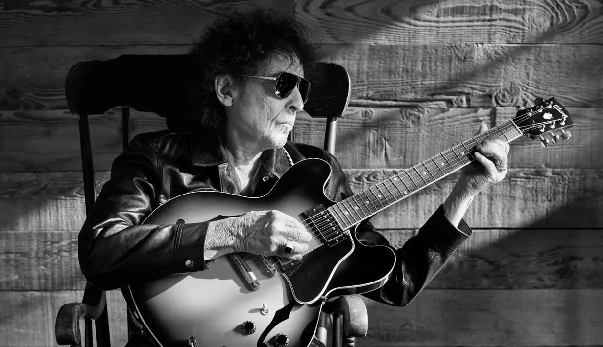 Bob Dylan masih karismatik dengan pose memetik gitar seperti ini [Celine]