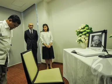 Ketua Umum Partai Gerindra, Prabowo Subianto memberikan salam hormat ketika melihat foto Mantan Perdana Menteri Singapura Lee Kuan Yew, Kedubes Singapura, Jakarta, Kamis (26/3/2015). (Liputan6.com/Faizal Fanani)